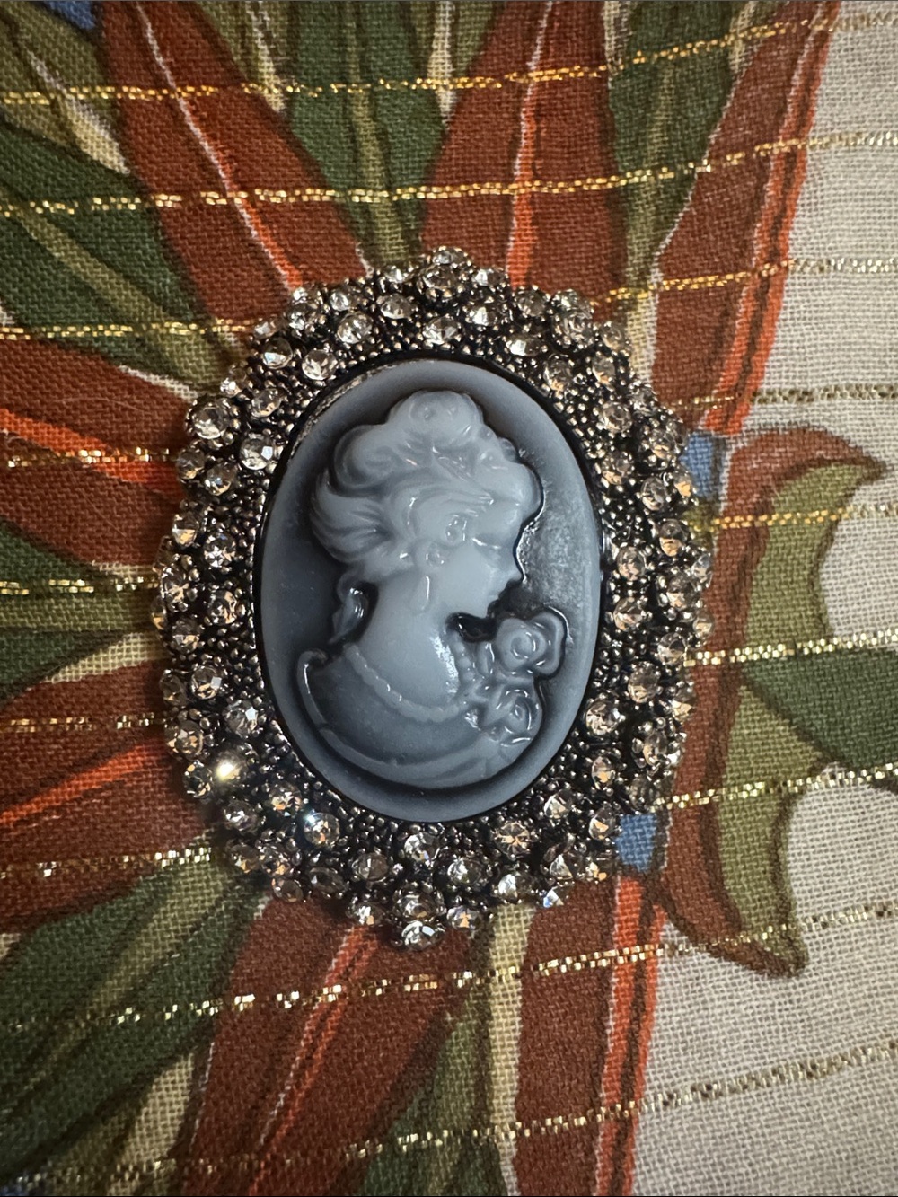 Vintage-Inspired Cameo Brooch with Rhinestone Frame - Black & Gray
